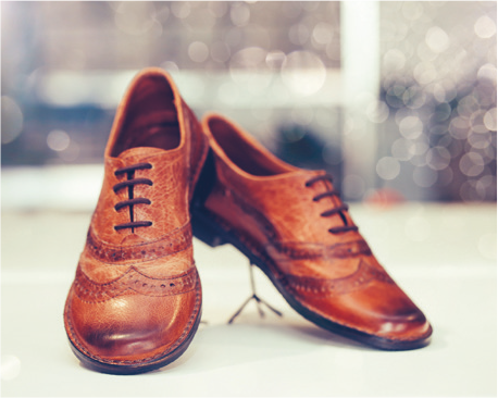Scarpe eleganti in pelle marrone con lacci.