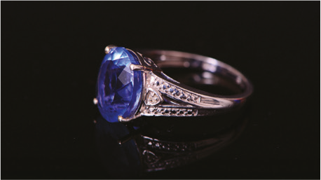 Anello con grande zaffiro blu e dettagli in argento.