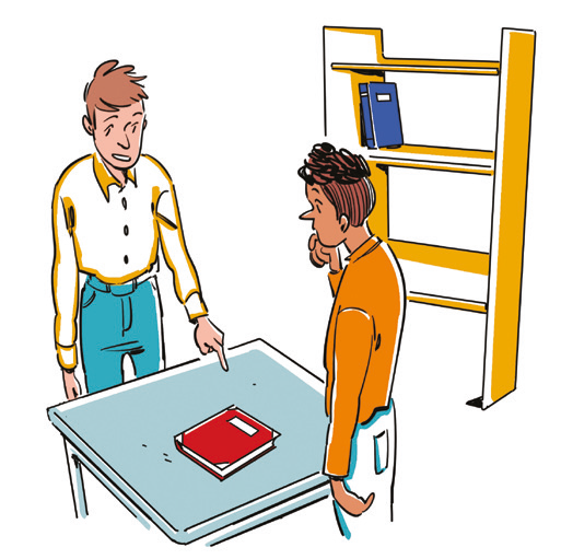 Due persone discutono davanti a un tavolo con un libro rosso.